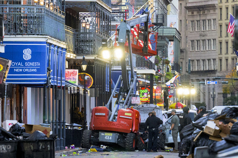 Policías rodean la camioneta que se estrelló después del atentado en Nueva Orleans