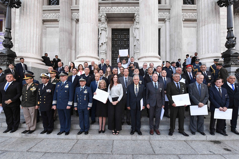 Villarruel durante la entrega de diplomas a ex combatientes en el Senado.