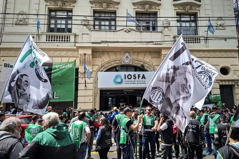 Manifestación frente al edificio de Iosfa.