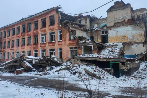 Una escuela destruida en 2022 por la artillería rusa en Cherníguivy, que volvió a ser atacado.