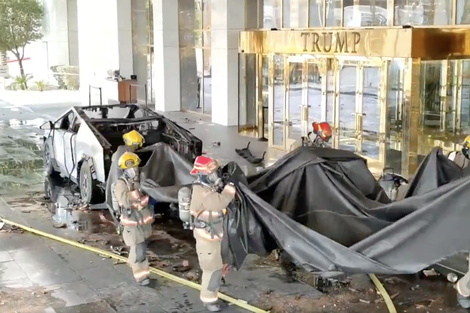 Bomberos apagan la explosi+on de la camioneta Tesla en Las Vegas.