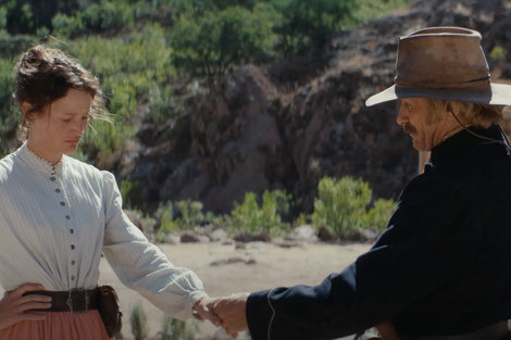 Vicky Krieps y Viggo Mortensen en una escena de "Hasta el fin del mundo".