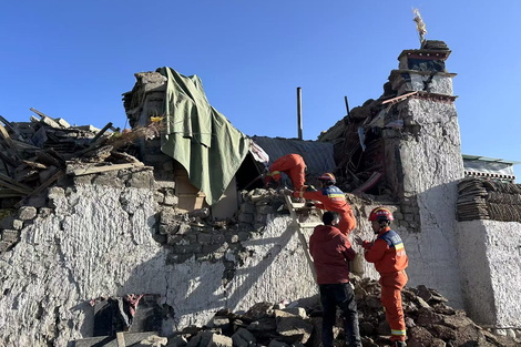 Miembros de equipos de rescate trabajan en una zona afectada por el terremoto en el Tíbet