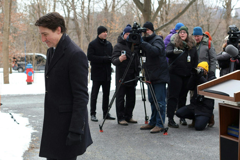 Trudeau (izq.) se va tras finalizar una conferencia de pensa en Ottawa (Fuente: AFP)