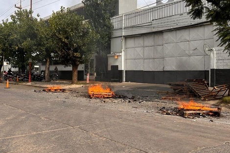 Los trabajadores quemaron gomas para protestar en la puerta de la empresa.