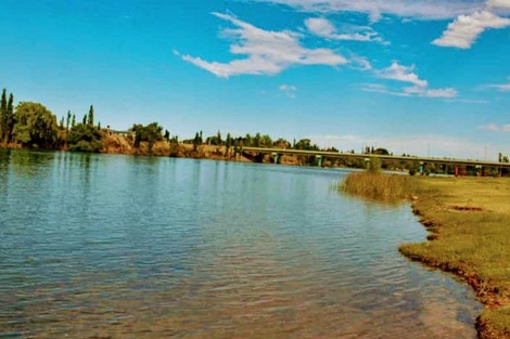 Río Negro: buscan a una nena de 10 años que fue arrastrada por el río Limay