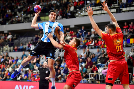 Martínez Camí vuela ante los rumanos, en uno de los recientes amistosos de preparación. (Foto RFEBM / J. L. Recio)