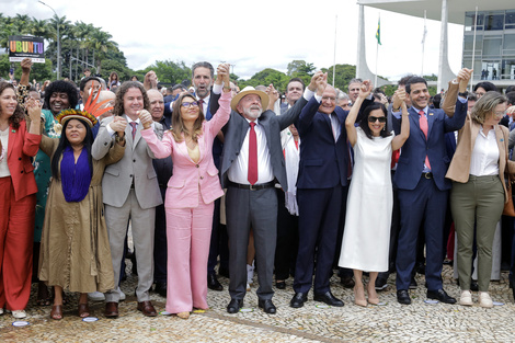 Lula (centro) en la ceremonia en memoria del asaltogolpista a la Plaza de los Tres Poderes.