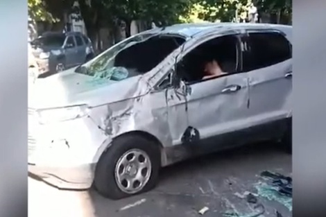 El hombre, al volante de una Ford EcoSport, chocó contra un colectivo, dos autos estacionados y volcó su camioneta