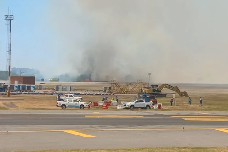 El humo, visto desde la pista de Ezeiza. 