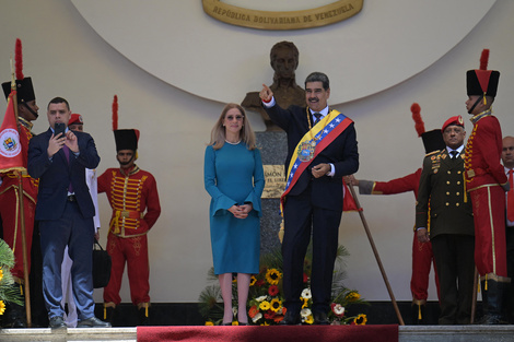 Nicolás Maduro llegó a la ceremonia en la Asamblea Nacional junto a su esposa Cilia Flores