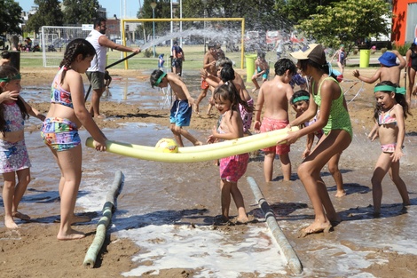 Niños y niñas en el Polideportivo Alberto Balestrini. 