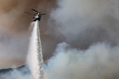 Poco se logra contra el fuego en California.