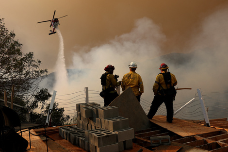 Bomberos y rescatistas trabajando intensamente en las zonas afectadas