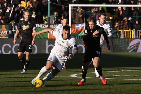 Lautaro Martínez con la pelota en Venezia-Inter.