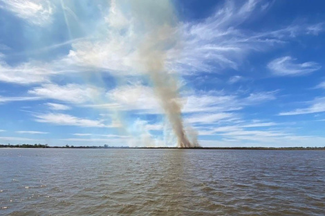 La columna de humo se vio, pero la dirección del viento hizo que no afectara a la costa rosarina.