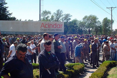 Trabajadores en paro contra las suspensiones. 