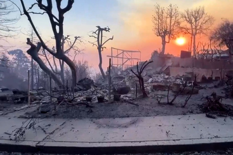 El número de muertos por los devastadores incendios forestales en Los Ángeles, California (Estados Unidos), aumentó a 24