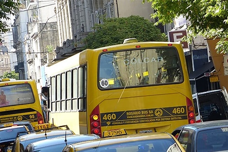 Falta de controles y demasiados autos particulares, generan el caos.