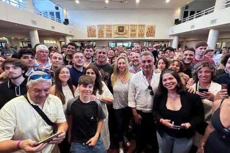 Karina Milei, Martin Menem y Eduardo Menem junto a militantes libertarios.