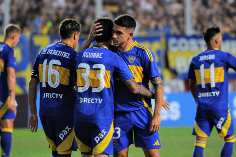 Blanco felicita a Aguirre por el gol del 1-0.