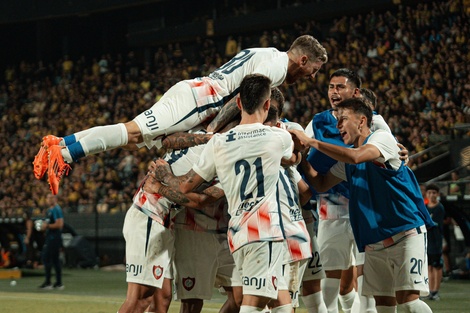 Munian vuela sobre sus compañeros en el festejo de gol