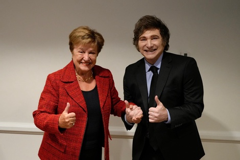 Con los pulgares en alto, la titular del FMI, Kristalina Georgieva, y el presidente Javier Milei.