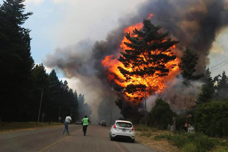 El incendio forestal en Epuyén ya arrasó con más de 3.000 hectáreas