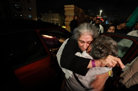 La activista palestina Jalida Jarrar fue recibida por familiares en su llegada a Ramalá