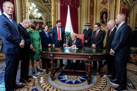 Trump participa en una ceremonia de firma en la sala presidencial tras asumir en el Capitolio