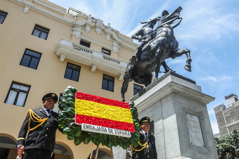 Dos policías resguardan la estatua de Pizarro en los exteriores de la Plaza de Armas en Lima