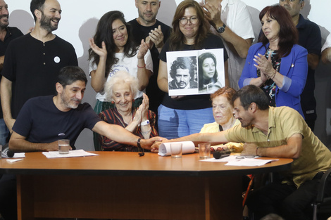 Momento de festejo en la conferencia en la ex Esma. 