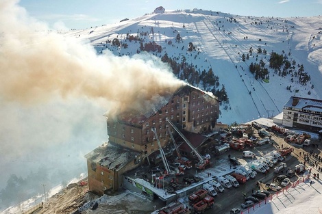 Brutal incendio en un centro de esquí en Turquía deja al menos 66 muertos