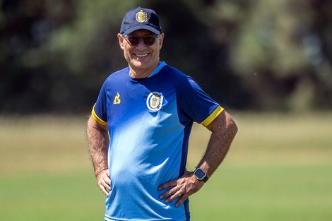 El entrenador canaya probó una alineación antes del debut.  (Fuente: Prensa CARC)