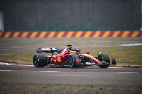 Hamilton, con su casco amarillo y su Ferrari N°44 en el circuito de Fiorano