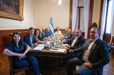 Los emisarios del Ejecutivo junto a Villarruel y los senadores aliados en la presidencia del Senado.