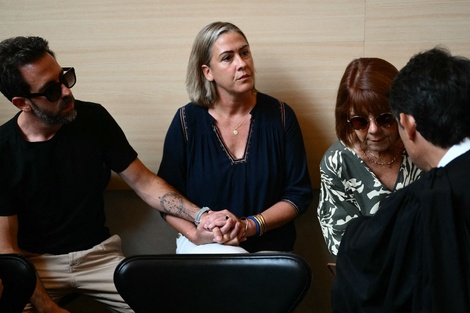 Caroline Darian y su madre, Gisele Pélicot, durante el juicio en Francia