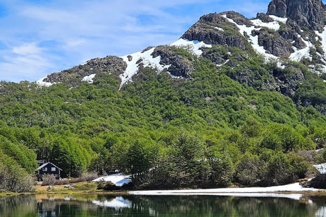 Una roca que se desprendió de una montaña golpeó a un turista cuando hacía senderismo en El Bolsón: está grave