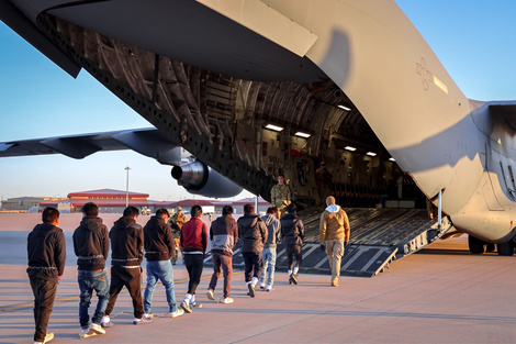 Dos aviones militares llegaron este viernes a Guatemala con decenas de deportados