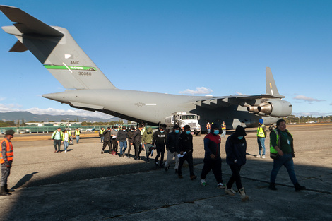 Los primeros vuelos partieron el jueves desde la base militar Biggs Army Air Field, llevando a decenas de migrantes guatemaltecos de regreso a su país