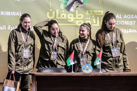 Las cuatro jovenes israelíes fueron presentadas en un escenario en una plaza de Ciudad de Gaza