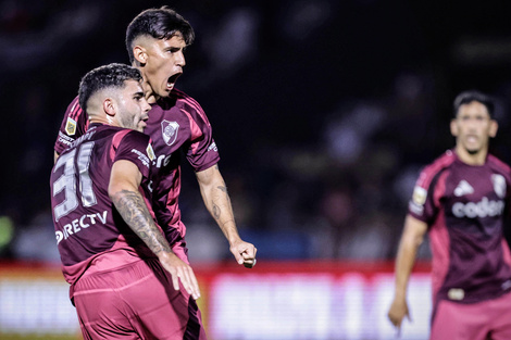 El debutante Matías Rojas celebra un gol con gusto a desahogo.