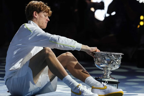 Sinner posa con el trofeo del Abierto de Australia 2025.