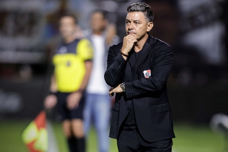 El Muñeco en el estadio Vicente López, donde River empató 1 a 1.