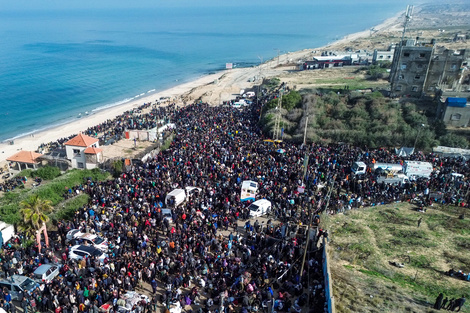 Vista aérea de los gazatíes desplazados reunidos en una zona de Nuseirat para regresar a sus hogares en el norte de Gaza. 