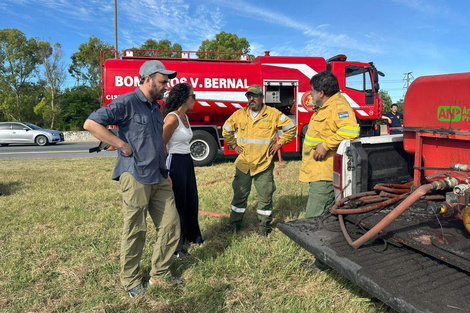 Bomberos de toda la región llegaron hasta Berazategui. 