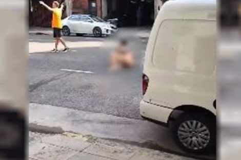 La mujer ante la posibilidad de escapar de la situación se arrojó semidesnuda a la calle.