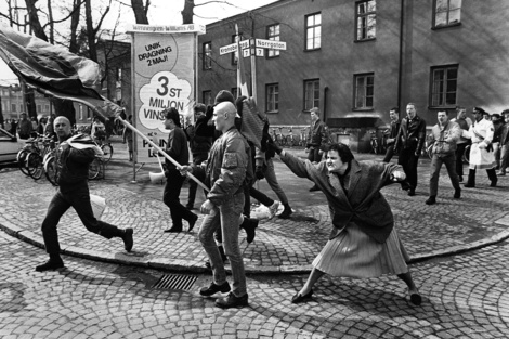 "Una mujer golpea a un neonazi con su bolso", por H. Runesson, 1985. Fue nombrada Fotografía del Siglo por la Sociedad Fotográfica Histórica de Suecia.