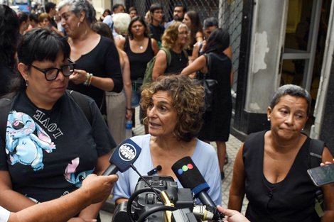 Michelle Vargas Lobo, Norma López y Eva Domínguez en la puerta de Tribunales Federales. 