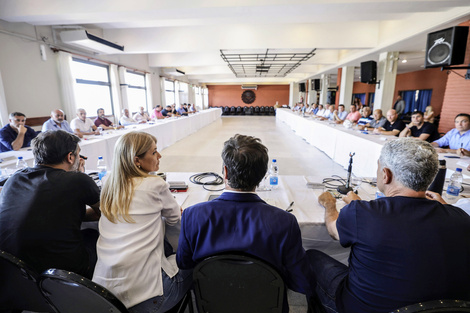 Kicillof se reunió con intendentes y parte del gabinete en Villa Gesell. 